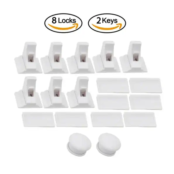 סט של 8 מנעולי ארונות לבנים עם 2 מפתחות מגנטיים עגולים. המנעולים מוצגים מונחים בשורות, יחד עם רפידות דבק מלבניות. הטקסט למעלה קורא "8 מנעולים" ו-"2 מפתחות" עם חיצים המצביעים על כל פריט.