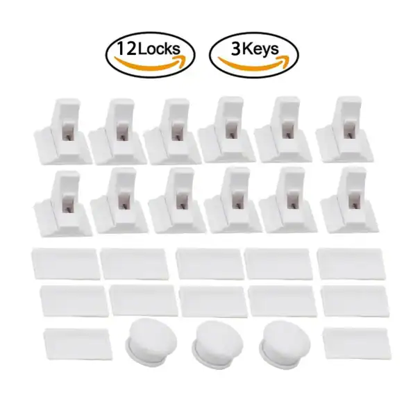 התמונה מציגה סט של 12 מנעולי ארונות לבנים ו-3 מפתחות. המנעולים מסודרים בשתי שורות מעל חלקי תפס מלבניים. המקשים עגולים וממוקמים בתחתית התמונה. על התוויות נכתב "12 מנעולים" ו-"3 מפתחות".